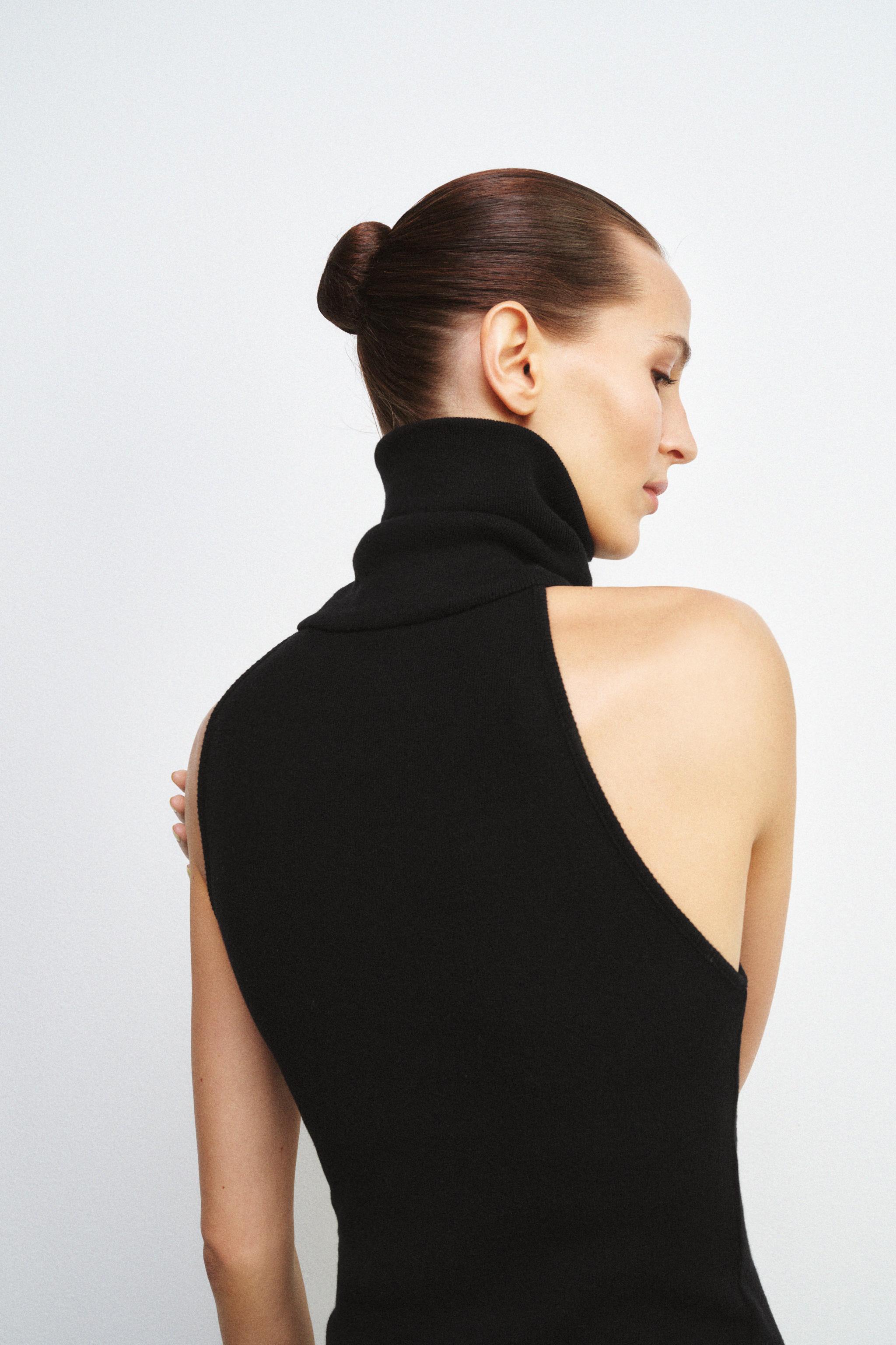 HIGH NECK SLEEVELESS TOP